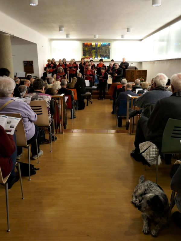 Gläubige und Chor