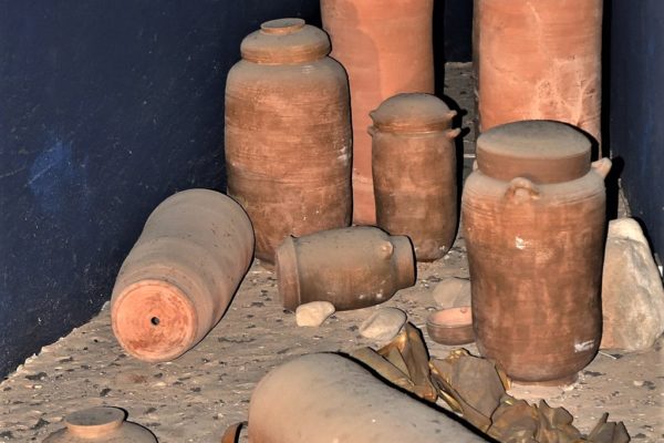 Storage_jars,_Qumran,_2019